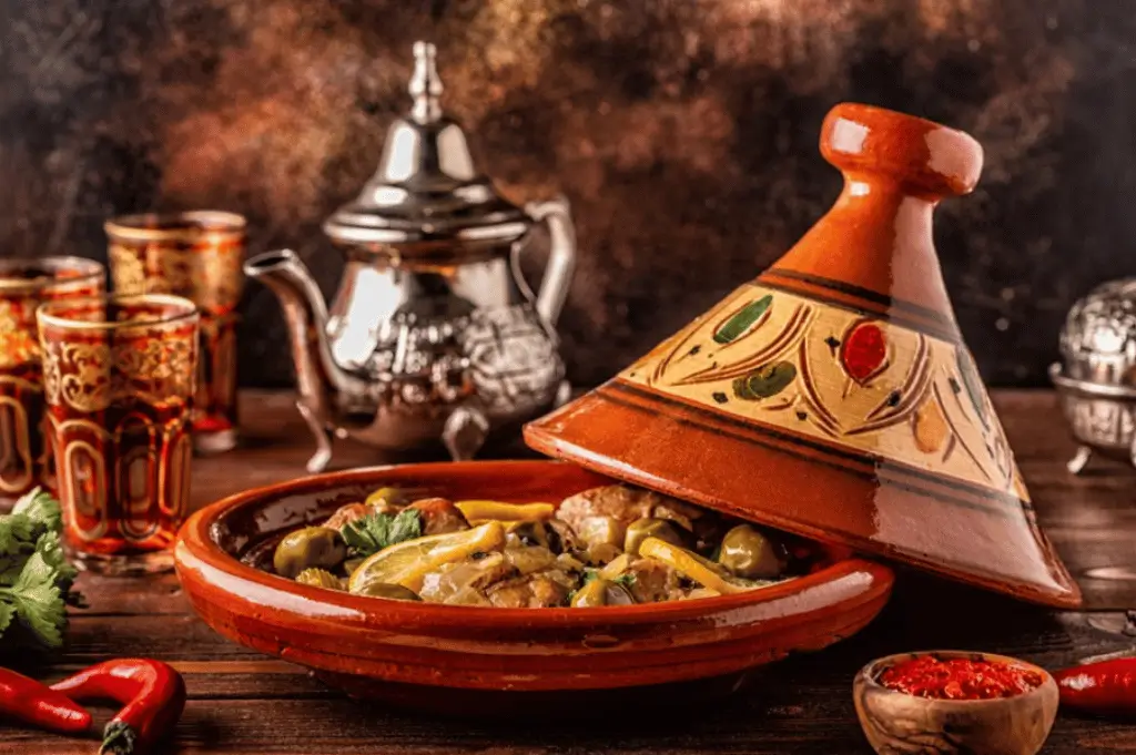 Plat marocain traditionnel tajine aux légumes