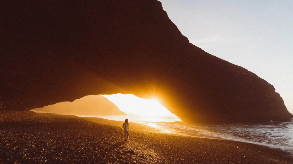 Arche naturelle emblématique sur la plage de Lagzira Maroc au coucher du soleil