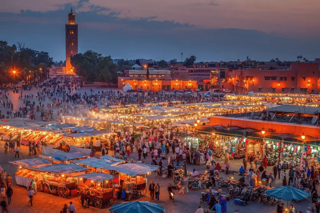 Touriste explorant Marrakech avec un petit budget